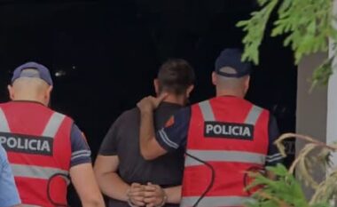 Vrasja e 14-vjeçarit në Maliq/ Të arrestuarit mbërrijnë në gjykatë, pritet caktimi i masës së sigurisë