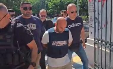 Vrau gruan në sy të 4 fëmijëve, i rrethuar nga policia, momenti kur 40-vjeçari mbërrin në gjykatë (VIDEO)