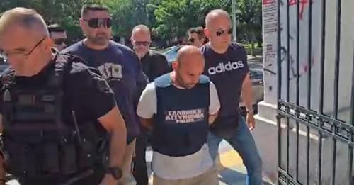 Vrau gruan në sy të 4 fëmijëve, i rrethuar nga policia, momenti kur 40-vjeçari mbërrin në gjykatë (VIDEO)