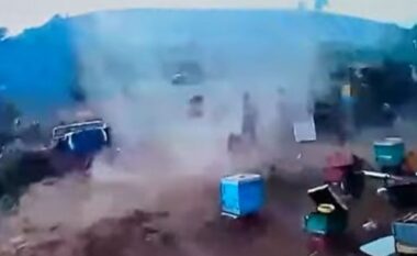 VIDEO/ Para zjarreve Delvina u godit edhe nga një tornado, ja momenti kur era e fortë dëmton kosheret e bletëve