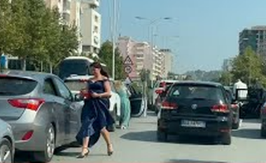 Dasmorët në Vlorë ia marrin valles në mes të rrugës, bllokojnë qarkullimin e automjeteve