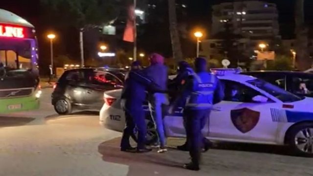 Kërcet arma në Durrës/ Të rinjtë grabisin pikën e karburantit, autorët hapin zjarr ndaj policisë, plagoset njëri prej tyre (EMRAT)