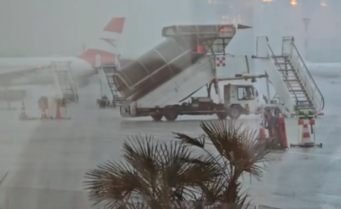 Stuhia ndërpret përkohësisht fluturimet në aeroportin e Rinasit