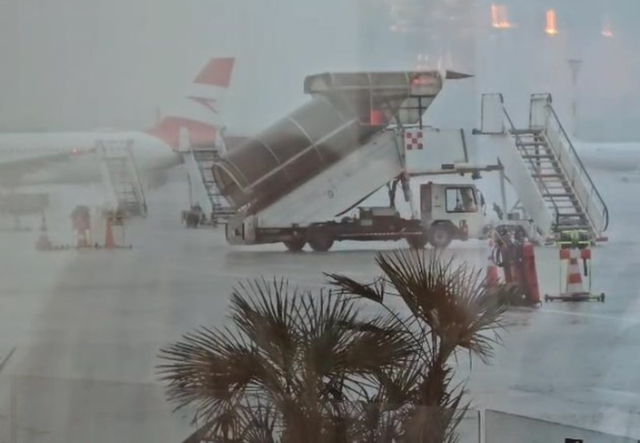 Stuhia ndërpret përkohësisht fluturimet në aeroportin e Rinasit