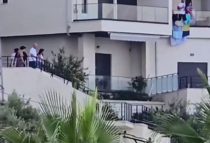 Shembja me tritol e objektit tre katësh në Vlorë/ Momenti kur turistët dalin në ballkone të tronditur nga shpërthimi (VIDEO)