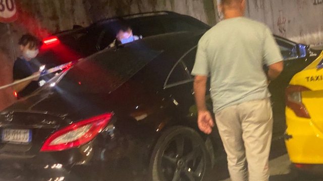 U qëllua teksa po lëvizte me makinë, ende të paidentifikuar autorët e plagosjes së 27-vjeçarit në Tiranë