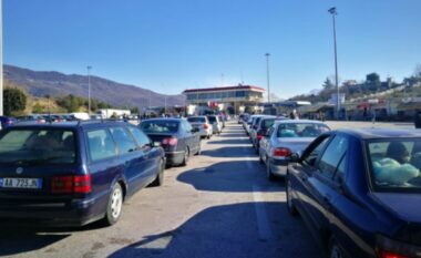 Kakavija “pushtohet” nga emigrantët/ Mbi 10 mijë hyrje-dalje në vetëm 24 orë