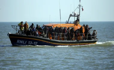 Qeveria britanike akordon 100 milionë paund kundër emigracionit të paligjshëm