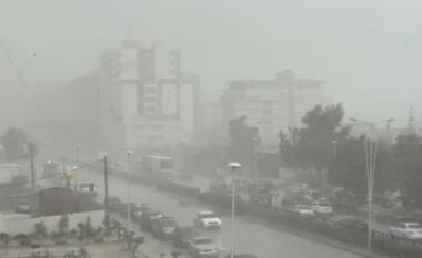 Stuhi me reshje të forta shiu në Vlorë, pushuesit “ia mbathin” nga plazhi, rrugët bëhen “gjol”