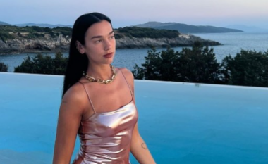 “Arrita në shtëpi”, Dua Lipa nis pushimet në jug të Shqipërisë pas “Sunny Hill”