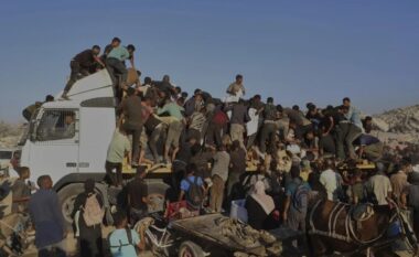 Në pritje të ndihmave gjejnë vdekjen, përmbyset kamioni, 20 të vdekur në Gaza