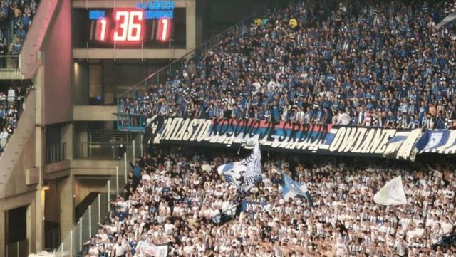UEFA “mbyll” sytë, tifozët polakë provokojnë Kosovën në ndeshje