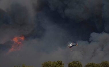 Zjarret bëjnë kërdinë në Greqi/ Raportohet për një viktimë, 200 zjarrfikës dhe 11 avionë në luftë me flakët