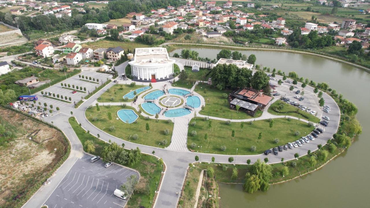“Eshtë lodhur ai robi, po flen gjum te malli”/ Bisedat në SKY ECC për vila 1 mln $ e resortin “Ajman Park” në Shijak! Si trafikantët tregonin fotografitë e rezidencave