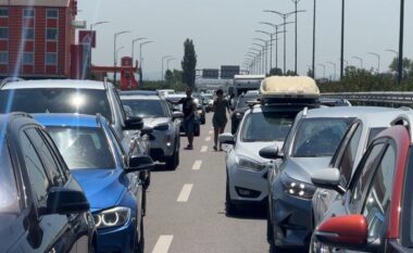 Trafik i rënduar në aksin Laç-Lezhë, fluksi i mjeteve dhe bllokimi i urës së Milotit vështirësojnë qarkullimin mes temperaturave ekstreme