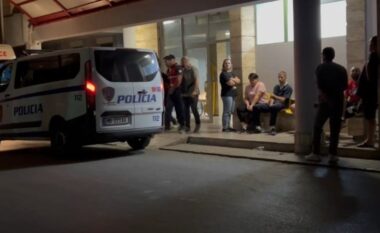 Vrau me thikë 14-vjeçarin Erald Xhenjon në Maliq, me pranga në duar policia shoqëron në komisariat autorin