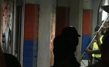 Protesta në të gjithë Serbinë, në Novi Sad thyhen zyrat e partisë së Vuçiçit