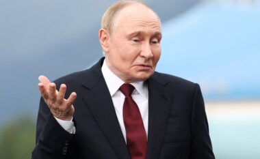 Pa zbritur mirë në Alaskë, gazetarët në “sulm” ndaj Putinit: “A do t’i ndaloni vrasjet e civilëve?”- Presidenti rus “përgjigjet” duke…