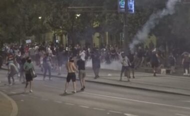 ‘Policët po plago*en çdo ditë’, Vuçiç përballet me protestat më të mëdha në Beograd