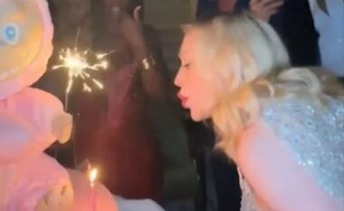 Madonna feston ditëlindjen e saj të 67-të në Itali me partnerin 29-vjeçar dhe vajzat e saj