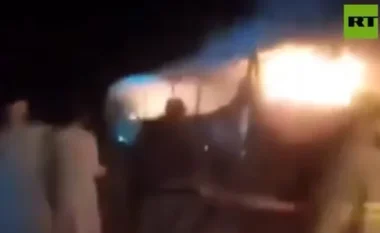 Tragjedi në Afganistan/ Kamioni përplaset me autobusin dhe motoçikletën, humbin jetën 71 persona, mes tyre edhe 13 fëmijë