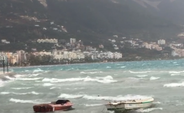 Afrohet stuhia, ndalohet dalja në det e anijeve të peshkimit në Vlorë