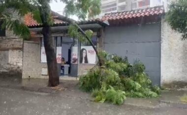Elbasani goditet nga stuhia e fortë, shkakton përmbytje dhe bllokim të qarkullimit