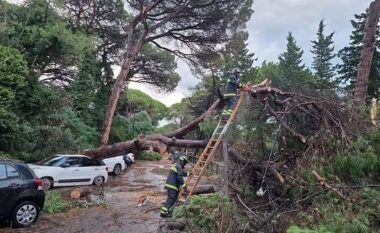 Breshër, rrugë të përmbytura dhe pemë mbi makina, një stuhi e fortë dhe e papritur godet Italinë