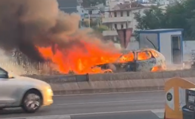 Përfshihet nga flakët makina në Gjirokastër, zjarrfikësit shuajnë flakët, shkrumbohet mjeti