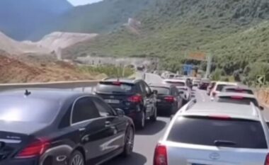 Aksident i trefishtë në Tunelin e Llogarasë, plagosen katër persona/ Trafik i rënduar, policia në vendngjarje