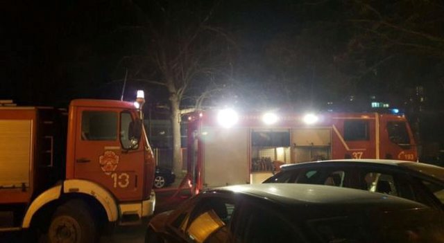 Përfshihet nga flakët një kanal me mbeturina në Nikël, dyshohet për zjarrvënie, në rrezik banesat përreth