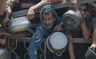 Ndihmat nuk mundin urinë/ Gaza, turmat e njerëzve presin në rrugë kamionët e OKB