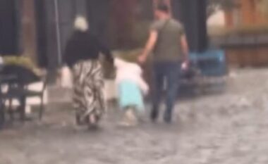 Tronditëse, prindërit kapin prej flokësh vajzën në Korçë, procedohen nga policia