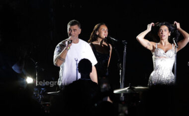 VIDEO/ Momenti i veçantë kur Dua Lipa këndon në shqip këngën “Era” shoqëruar nga babai i saj Dukagjin Lipa në skenën e festivalit ‘Sunny Hill’