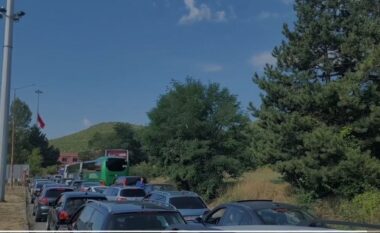 Vijon fluksi i lartë i udhëtarëve në pikën kufitare të Qafë-Thanës, radhë mjetesh nga RMV për të kaluar doganën