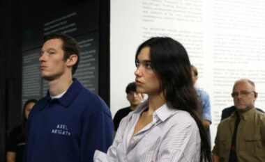 Dua Lipa vizitoi Reporting House, i përgëzon për punën në muze