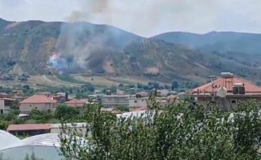 VIDEO/ Zjarr në Peqin, flakët përfshijnë zonën e Grykshit