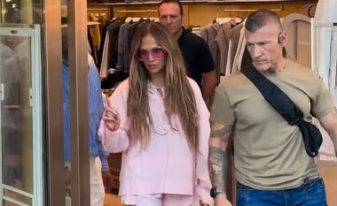 Jennifer Lopez-it iu refuzua hyrja në dyqanin e Chanel në Turqi pasi sigurimi “nuk e njohu”
