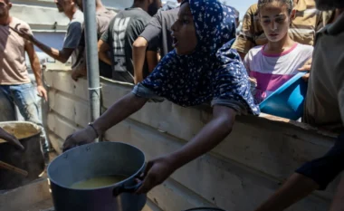Greqia i vjen në ndihmë Gazës, lëshon 8.5 ton ushqime për palestinezët