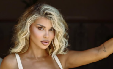 Luana Vjollca mahnit me bikini: Një e ka bërë nëna