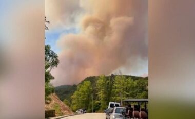Vijojnë flakët në ‘Syrin e Kaltër’ në Sarandë, një avion Canadair dhe një helikopter operojnë nga ajri. Situatë kritike edhe në Finiq