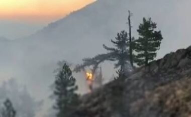 Vatra e zjarrit në kufi me Greqinë ende aktive, prezenca e minave dhe terreni i thyer vështirëson ndërhyrjen për shuarjen e flakëve