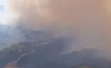 Rëndohet situata në Gramsh, digjet teqeja e Shemberdhenjes! Një person i bllokuar brenda