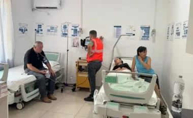 Situatë alarmante në Delvinë/ Banorët e asfiksuar nga zjarri përfundojnë në urgjencë, mes tyre edhe nënkryetari i bashkisë së Delvinës