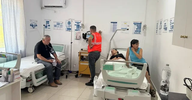 Situatë alarmante në Delvinë/ Banorët e asfiksuar nga zjarri përfundojnë në urgjencë, mes tyre edhe nënkryetari i bashkisë së Delvinës