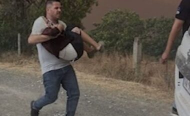 FOTO-LAJMI/ Oficeri hero futet mes flakëve në Gramsh, merr në krahë të moshuarën, e shpëton nga zjarri