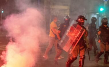 Incidente gjatë protestave antiqeveritare në Serbi, policët rrahin me shkop gome të rinjtë