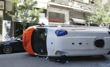 Ndodh në Greqi/ Autoambulanca përmbyset rrugës për spital, ndërron jetë pacienti