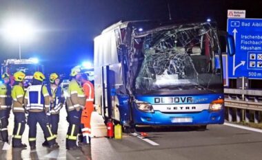 PAMJET nga aksidenti në Gjermani: Shoferi i autobusit e pa me vonesë kamionin, 30 kosovarë u pl*gosën