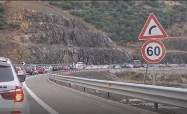Radhë kilometrike në Rrugën e Kombit, shqiptarët e Kosovës presin me orë të gjata